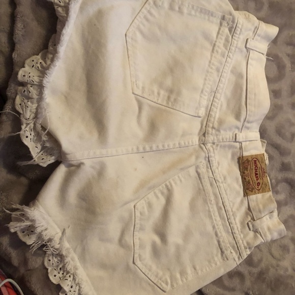 Super cute shorts with detailed bottoms - Picture 3 of 3